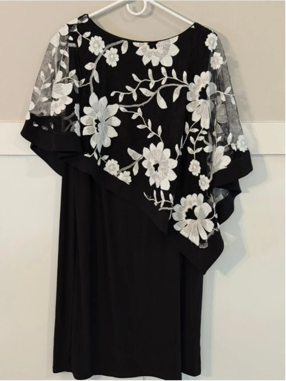 &M Richards Size 16 Black White Floral Embroidered Cape Overlay Dress - Picture 3 of 7